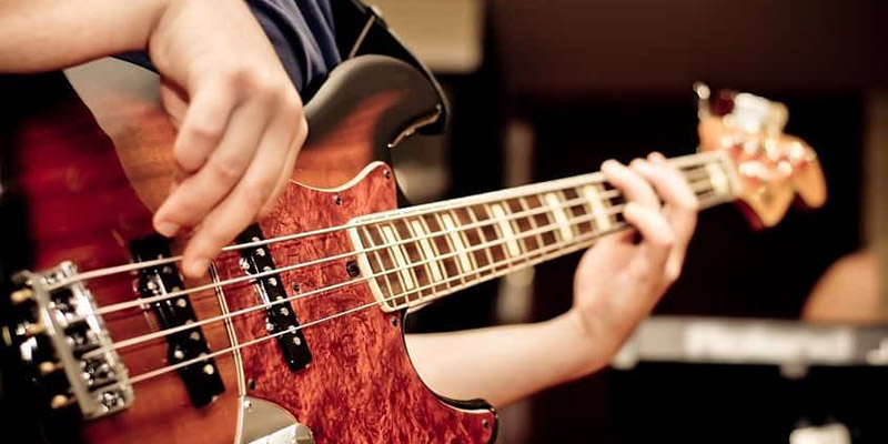 Уроки игры на бас гитаре в Рок Академии Москворечье
